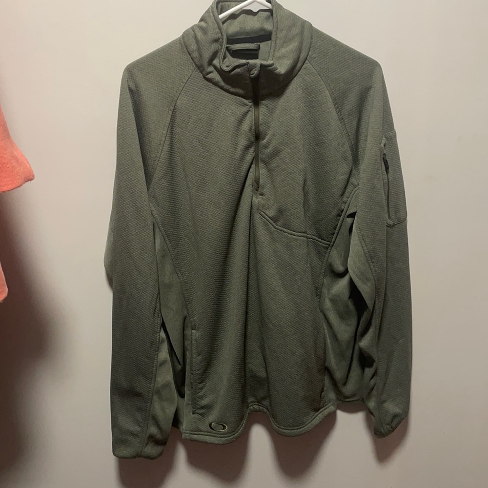Men’s large Oakley half zip!